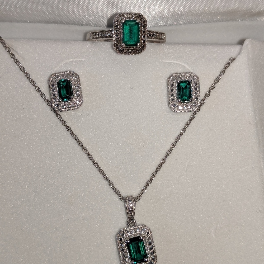 Emerald necklace and earrings set